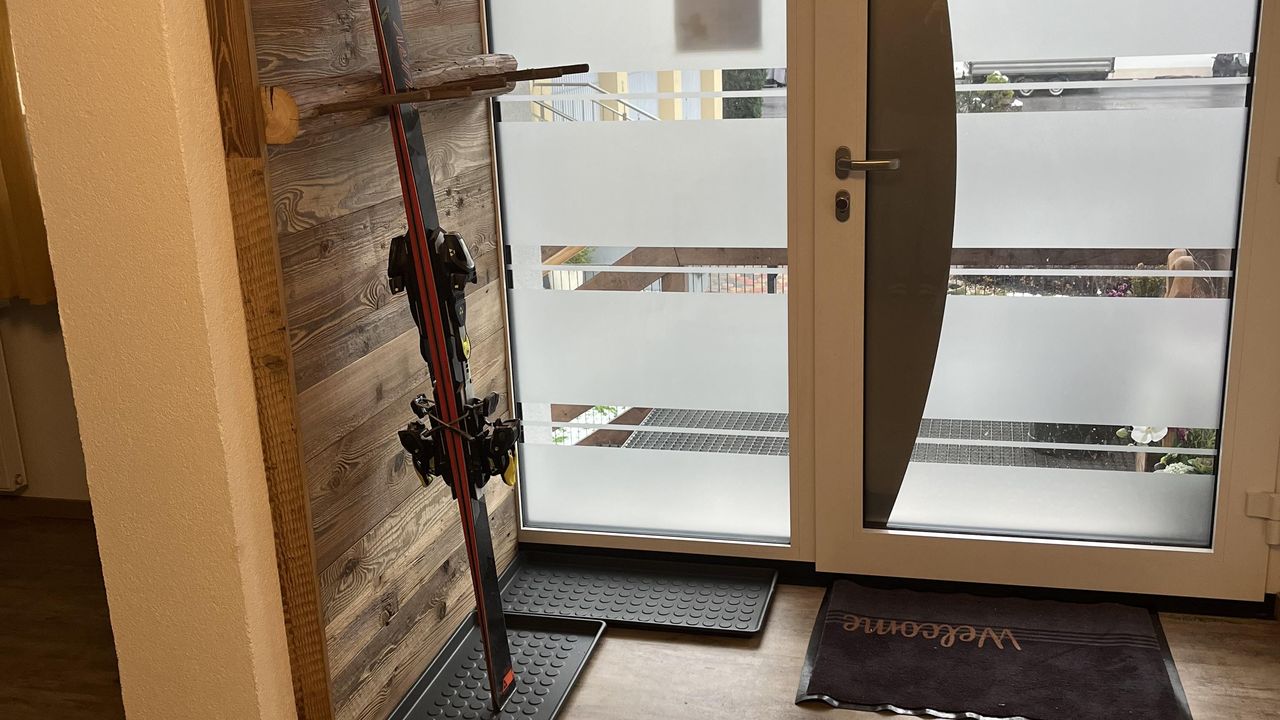 Eingang mit Skiabstellmöglichkeit Eingang mit Skiabstellmöglichkeit